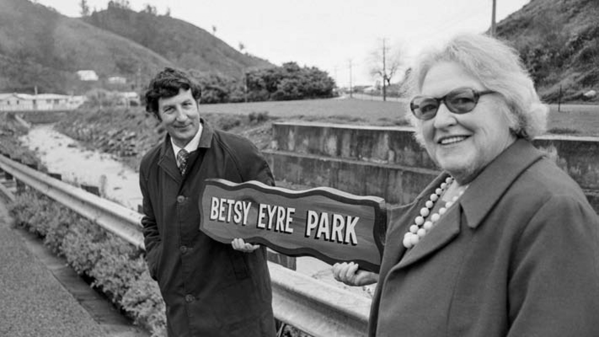 Betsy Eyre, right, with Nelson City Council director of parks, David Bell, at the opening of Betsy Eyre Park in<br />
September 1977.
