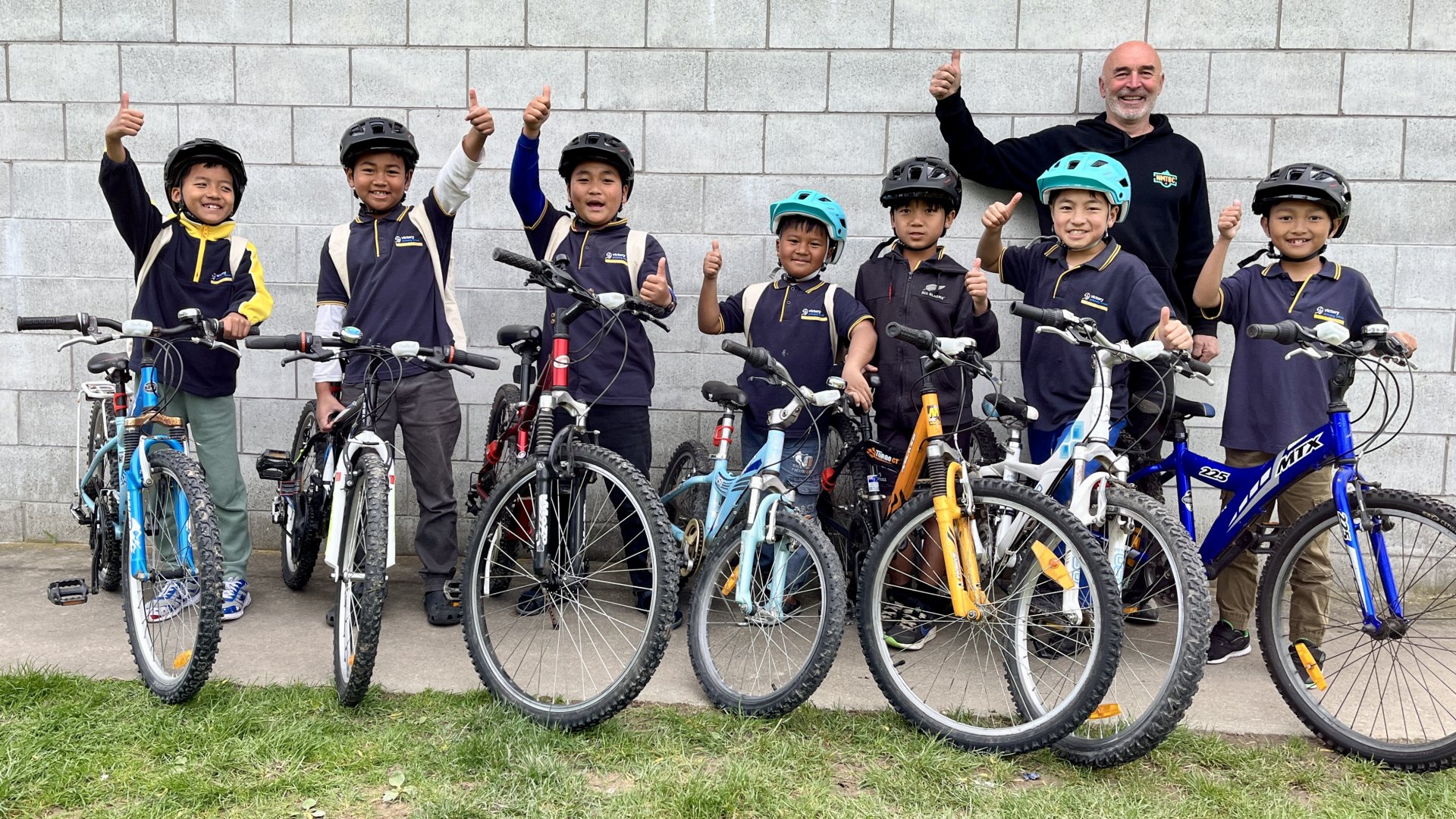 Bike Hub volunteer Greg McIntyre with five Victory Primary tamariki who have new bikes