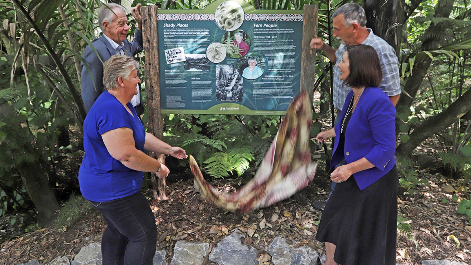 Mayor Rachel Reese unveils an information panel in honour of Joy Bonnington and Edith Shaw<br />
in the Fern Garden of Queen's Gardens, with Councillor Mel Courtney and Adrienne, daughter<br />
of Edith, left, and Derek, son of Joy, right.