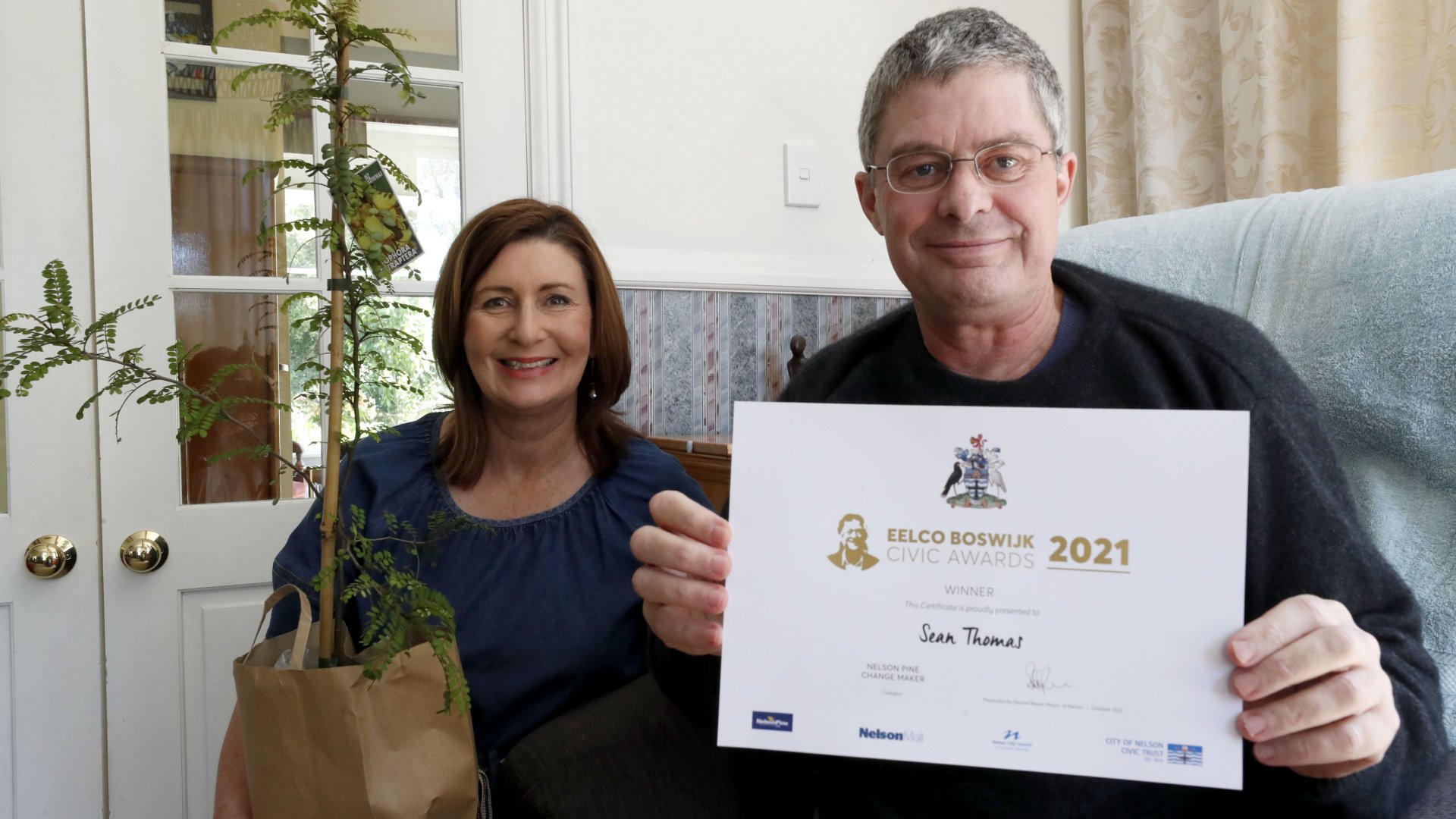 Nelson Mayor Rachel Reese presents Sean Thomas with the Nelson Pine Change Maker award<br />
<br />
